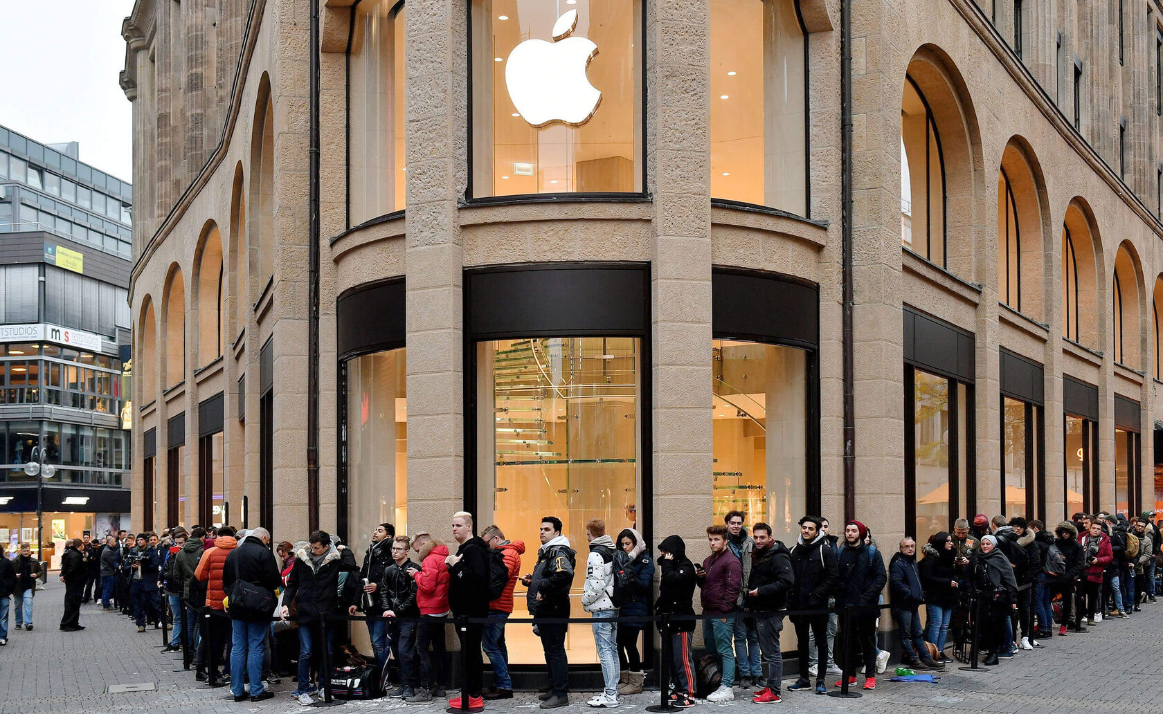 Очередь за новым iPhone у магазина
